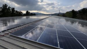 Vidrala invierte en una planta fotovoltaica de 7 MW en Llodio para autoconsumo industrial, reduciendo cerca de 2.000 toneladas de CO₂ al año y avanzando en su estrategia de descarbonización.