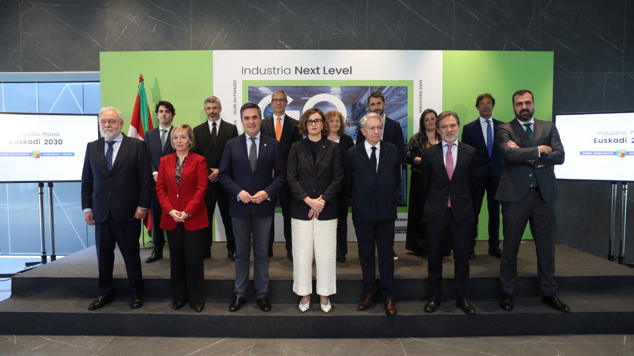 El proyecto, enmarcado en el Plan de Industria Euskadi 2030, movilizará a más de 50 empresas y generará 1.200 empleos en torno a tecnologías como hidrógeno, CO₂ y combustibles sintéticos