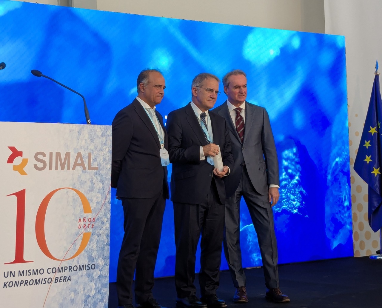 El secretario general de AVEQ-KIMIKA, Luis-Blanco Urgoiti, recibe un reconocimiento por parte de SIMAL al impulso de la asociación por el sector químico y al cumplimiento normativo
